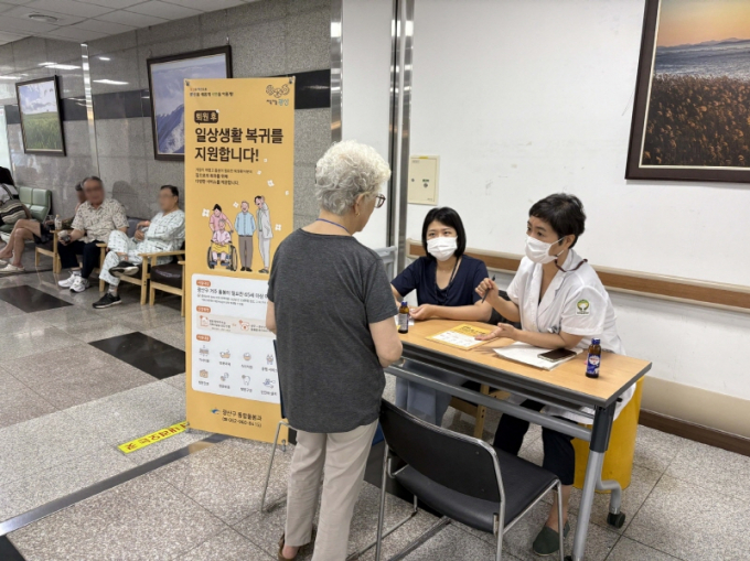 광주시 광산구 직원들이 27일 광주보훈병원 로비에서 환자와 보호자들에게 퇴원환자 재가복귀 지원과 관련해 설명하고 있다. /사진제공=광주 광산구청
