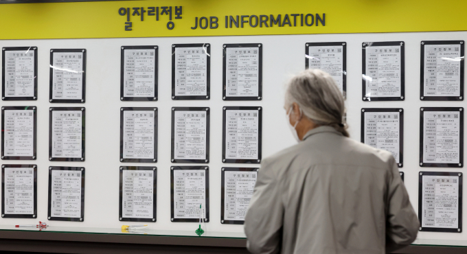 서울 마포구 서울서부고용복지플러스센터를 찾은 고령층 구직자가 일자리정보를 살펴보고 있다. / 사진=뉴스1 이동해 기자