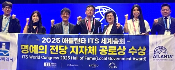  김현수 수원시 제1부시장(왼쪽 4번째)이 시 관계자과 수상 후 기념촬영 하는 모습. /사진제공=수원시
