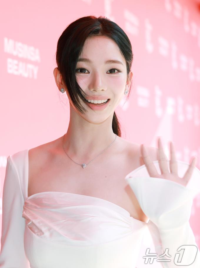 에스파 카리나가 27일 오후 서울 성동구 띵스플로우에서 열린 무신사 뷰티 페스타 개최 기념 행사에 참석해 하트 포즈를 취하고 있다.  ⓒ News1 권현진 기자