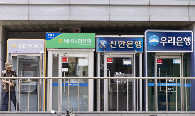 금융위원회가 금융회사 지역 재투자 평가 결과를 확정했다. 사진은 서울 시내에 설치된 시중은행 ATM 기기 모습./사진-뉴시스