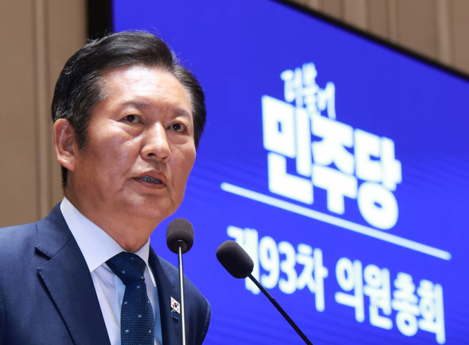 정청래 더불어민주당 대표가 27일 서울 여의도 국회에서 열린 의원총회에서 발언을 하고 있다. /사진=뉴시스