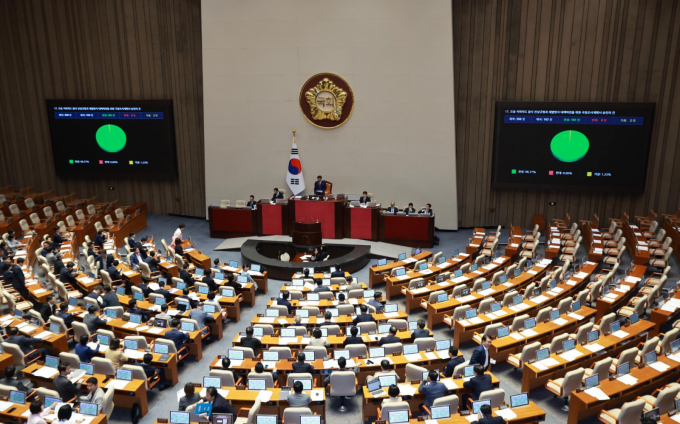 제428회국회(임시회) 제3차 본회의가 27일 오후 서울 여의도 국회에서 열린 가운데 오송 지하차도 참사 진상규명과 재발방지 대책마련을 위한 국정조사계획서 승인의 건이 재석 의원 163명 중 찬성 161명, 기권 2명으로 가결됐다. /사진=뉴시스