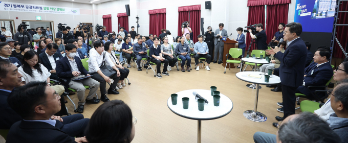 김동연 경기도지사가 27일 남양주시 공공의료원 예정부지가 있는 호평동 행정복지센터에서 '동북부 공공의료원 설립 현장 설명회'를 열고 있다.  /사진제공=경기도