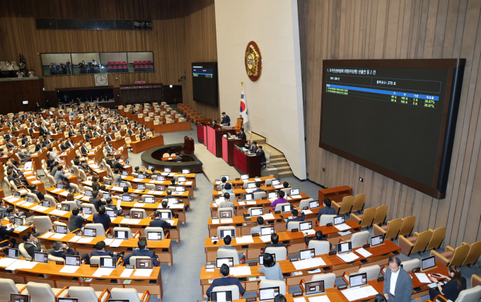27일 오후 서울 여의도 국회에서 열린 본회의에서 한국산업은행 내에 첨단전략산업기금을 신설하고 수권자본금을 상향하는 한국산업은행법 개정안이 통과됐다. /사진=뉴스1
