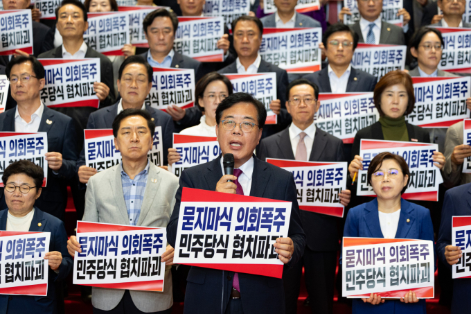 송언석 국민의힘 원내대표가 27일 서울 여의도 국회 로텐더홀에서 열린 더불어민주당 협치파괴 규탄대회에서 규탄사를 하고 있다. /사진=뉴스1