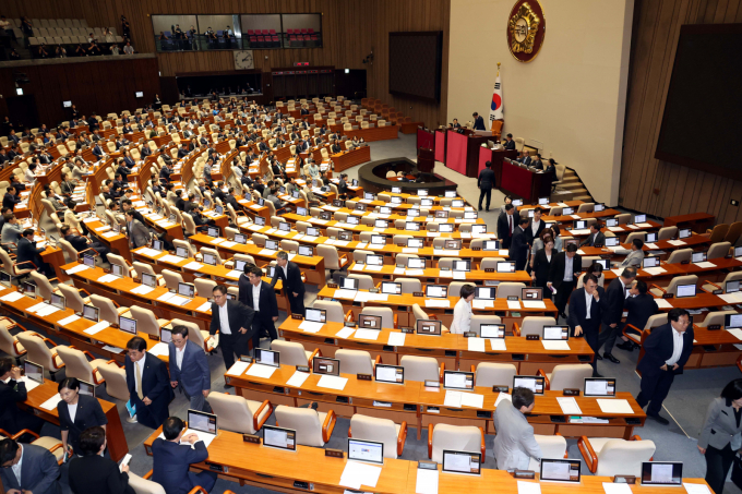 국민의힘 의원들이 27일 오후 서울 여의도 국회에서 열린 제428회국회(임시회) 제3차 본회의에서 국민의힘 추천 몫 국가인권위원회(인권위) 위원 선출안이 부결되자 항의하며 본회의장을 나가고 있다. /사진=뉴시스