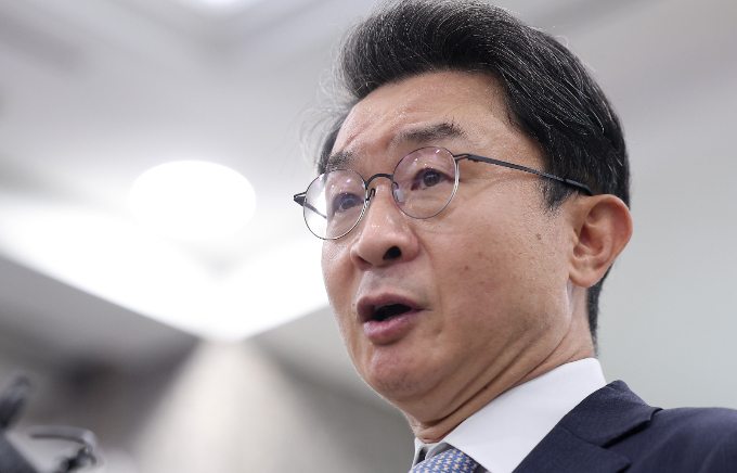 이억원 금융위원장 후보자가 27일 자신을 둘러싼 겹치기 재직 비판 주장에 대해 사실이 아니라고 반박했다. 사진은 지난 14일 서울 중구 예금보험공사에 마련된 인사청문회 사무실로 출근해 지명 소회를 밝히는 이 후보자. /사진=뉴스1