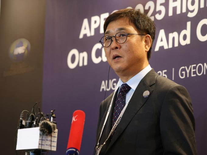 최휘영 문화체육관광부 최휘영 장관이 주재한 '2025 에이펙 문화산업고위급대화' 본회의가 27일 경북 경주 힐튼호텔에서 성공리에 막을 내렸다.