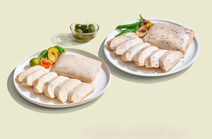 BBQ가 하이랜드푸드그룹과 손잡고 유럽 지역을 대상으로 국내산 닭 가슴살과 안심살로 만든 가정간편식(HMR) 제품의 첫 수출을 시작했다. 사진은 BBQ몰에서 판매 중인 닭가슴살을 활용한 HMR 제품. /사진=제너시스BBQ