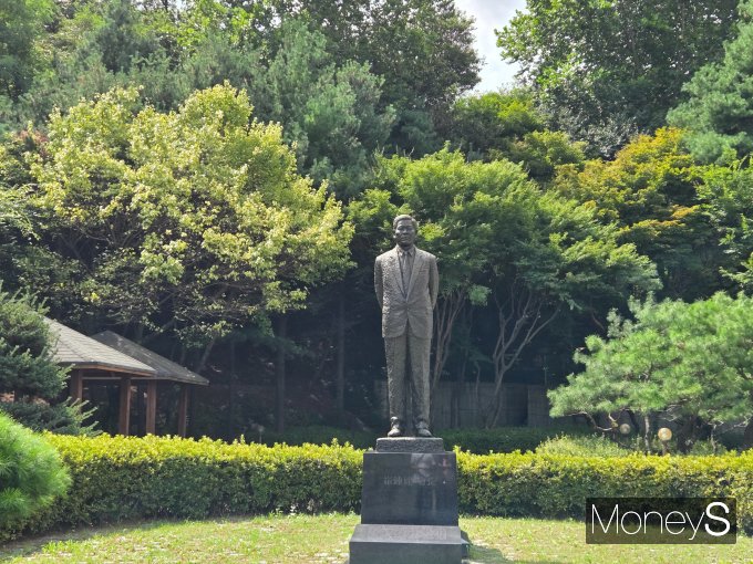 수원선경도서관 입구에 위치한 고 최종건 SK 창업회장 동상. /사진=최유빈 기자