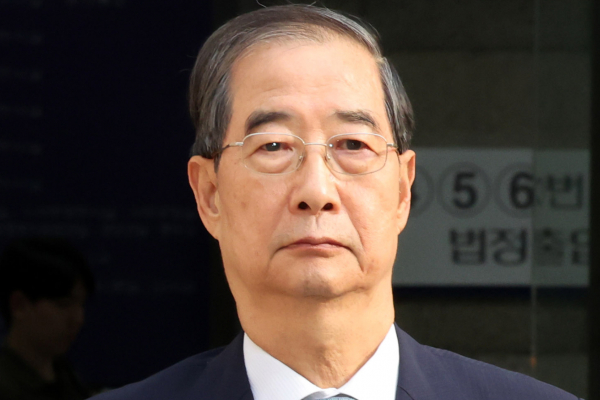 한덕수 전 국무총리의 구속영장 심사가 3시간 25분 만에 끝났다. 사진은 한덕수 전 국무총리가 27일 오후 서울 서초구 서울중앙지방법원에서 열린 구속 전 피의자 심문(영장실질심사)을 마친 뒤 호송차로 향하며 취재진의 질문에 입을 굳게 다물고 있는 모습. /사진=뉴시스