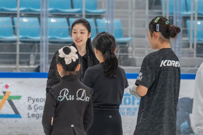 김연아가 27일 강원 강릉하키센터에서 열린 플레이윈터 피겨스케이팅 아카데미에 강사로 참여해 피겨 꿈나무들을 지도했다. (2018평창기념재단 제공)