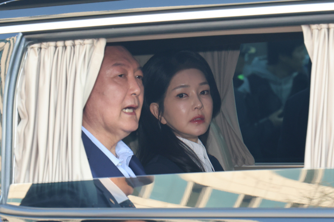 윤석열 전 대통령 부부에 대한 사법절차가 오늘 마무리된다. 사진은 지난 4월 윤석열 전 대통령과 김건희 여사가 서울 용산구 한남동 대통령 관저를 떠난 모습. /사진=뉴스1