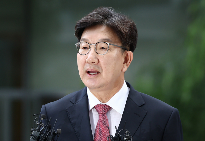 통일교 측으로부터 불법 정치 자금을 수수한 의혹을 받는 권성동 국민의힘 의원이 특별검사팀에서 13시간30분 동안 고강도 조사를 받았다. 사진은 지난 27일 서울 종로구에 마련된 김건희 특검팀(특별검사 민중기) 사무실로 통일교 부정 청탁 의혹 관련 조사를 받기 위해 출석한 권성동 국민의힘 의원. /사진=뉴스1
