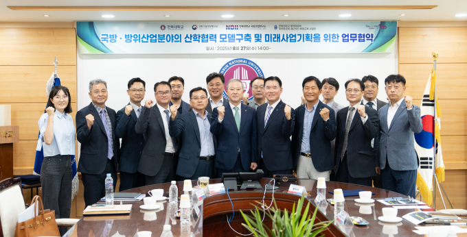  전북대학교는 27일 '우주항공AI 첨단방산 융합교육사업' 추진을 위해 20여개 방산기업과 '계약정원제 석사과정 3자 협약식'을 개최했다./사진=전북대학교