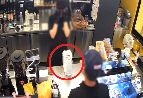 개업한 지 두 달 차인 초보 카페 사장이 단골 여학생 아버지에게 손수 만든 도시락을 선물 받고 감동한 사연이 전해졌다. 사진은 카페 사장이 단골 여학생 아버지에게 직접 싼 도시락을 선물 받고 눈물을 쏟는 모습. /사진=인스타그램 캡처