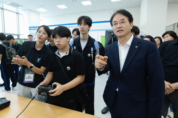 27일 ‘2025 고양 미래 진로박람회’진로 체험 부스를 방문한 이동환 고양특례시장이 학생들과 함께 진로 체험을 하며 소통하고 있다. /사진제공=고양특례시