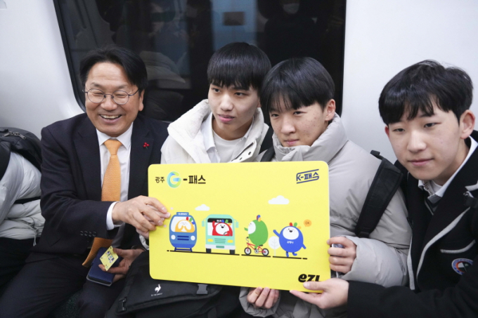 강기정 광주시장이 1월23일 '지(G)-패스'를 이용해 지하철에 탑승한 뒤 어린이 무상, 청소년·어르신 반값교통 시대를 연 광주형 대중교통비 할인정책 '지(G)-패스'를 학생들에게 소개하고 있다./사진=광주시