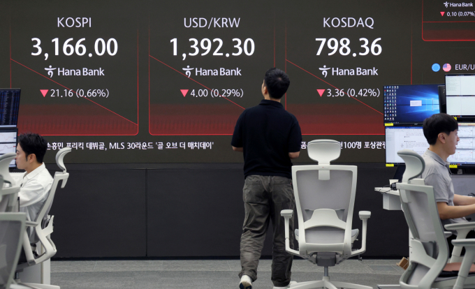   28일 코스피는 전 거래일 대비 0.37% 하락한 3175.33에, 코스닥 지수는 0.15% 내린 800.49에 거래를 시작했다./사진=뉴시스