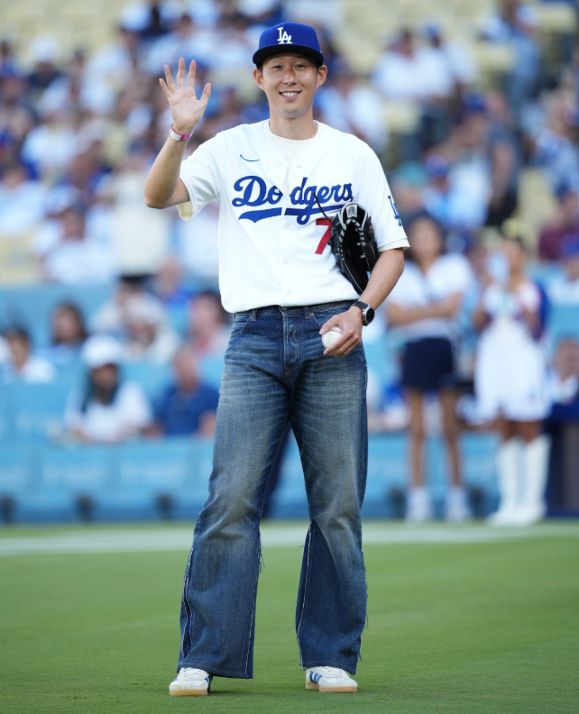 LA FC 손흥민이 생애 첫 시구에서 완벽한 스트라이크를 꽂았다. 사진은 28일(한국시각) 미국 캘리포니아주 로스앤젤레스 다저스타디움에서 열린 LA다저스와 신시내티 레즈의 경기를 앞두고 시구에 나선 손흥민의 모습. /사진=MLB 공식 엑스 캡처