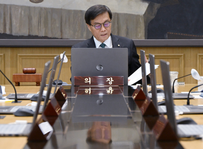 이창용 한국은행 총재가 28일 서울 중구 한국은행에서 열린 금융통화위원회에서 자료를 살펴보고 있다./사진=뉴시스