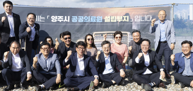 김동연 지사(앞줄 오른쪽에서 세 번째)가 지난 26일 강수현 양주시장(두 번째), 지역주민 등과 달달버스를 타고 공공의료원 예정부지를 방문, 성공적인 공공의료원 건립을 다짐하고 있다. /사진제공=경기도