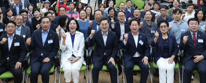 김동연 지사(앞줄 가운데)가 지난 27일 남양주시 호평동을 방문, 주광덕 남양주시장(오른쪽에서 세 번째), 최민희 국회의원(다섯 번째) 등 관계자들과 성공적인 공공의료원 설립을 위해 파이팅을 외치고 있다. /사진제공=경기도