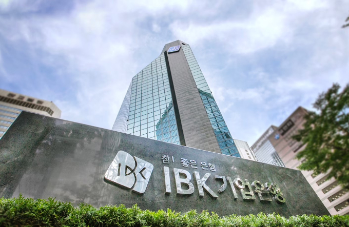 IBK기업은행이 다음달 15일까지 2025년 하반기 신입행원 180명 공개채용에 대한 지원서를 받는다. 사진은 기업은행 전경. /사진=IBK기업은행