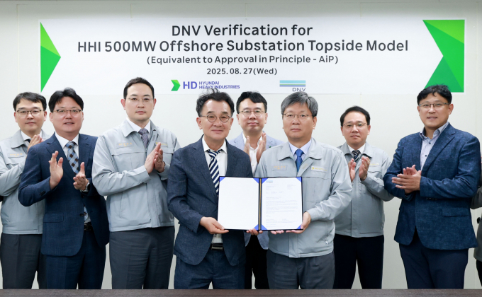 HD현대중공업이 노르웨이선급(DNV)으로부터 자체 개발한 500MW급 해상변전소(OSS) 모델에 대한 국제 설계 검증서(Verification Letter)를 획득했다. 사진은 신성호(왼쪽 네번째) DNV 영업 대표, 원광식(왼쪽 여섯번째) HD현대중공업 해양에너지사업본부장의 모습. /사진=HD현대중공업 