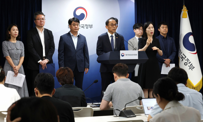  SK텔레콤이 개인정보보호위원회로부터 역대 최대 규모인 1347억원의 과징금 처분을 받은 데 대해 "무거운 책임감을 느낀다"고 밝혔다. 고학수 개인정보보호위원회 위원장이 28일 서울 종로구 정부서울청사에서 브리핑을 갖고 대규모 고객 유심(USIM) 정보 유출 사고가 발생한 SK텔레콤(SKT)에 대한 제재안을 발표하고 있는 모습. /사진=뉴스1