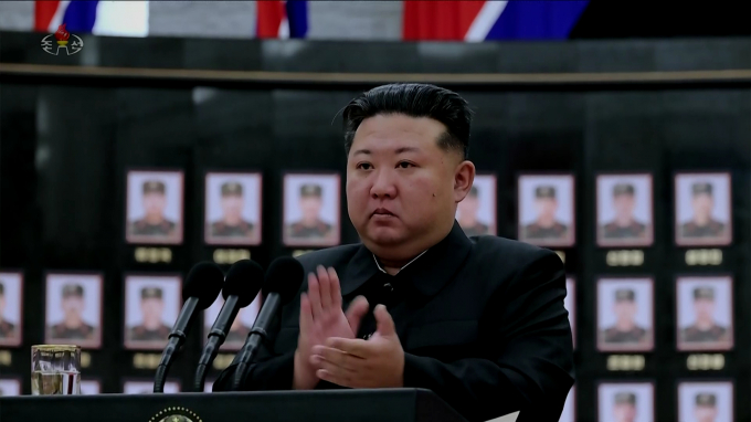중국 외교부가 김정은 북한 국무위원장이 다음달 3일 중국 베이징에서 열리는 항일전쟁 승리·세계 반파시스트(2차대전) 승리 80주년 기념 열병식에 참석한다고 발표했다. 사진은 북한 조선중앙TV가 김 위원장이 러시아에 파병된 군인들에 대한 국가표창 수여식에 참석 영상을 지난 22일 공개한 모습. /사진=뉴시스(조선중앙TV 캡쳐) 