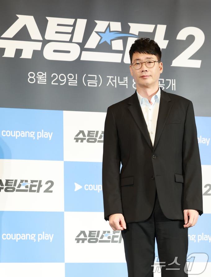 조효진 PD가 28일 오전 서울 구로구 더링크호텔에서 열린 쿠팡플레이 예능 '슈팅스타2' 제작발표회에 참석해 포즈를 취하고 있다. ‘슈팅스타2'는 은퇴 후 제대로 진짜 축구를 즐길 줄 알게 된 레전드 스타 플레이어들이 K3리그에 도전하는 성장 축구 예능이다. 2025.8.28/뉴스1 ⓒ News1 권현진 기자