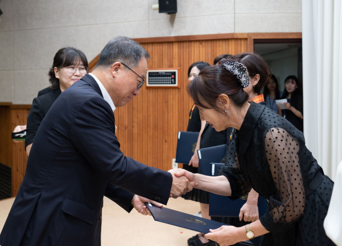 김석준 부산교육감(왼쪽)이 정부포상을 전수하고 있다./사진=부산교육청