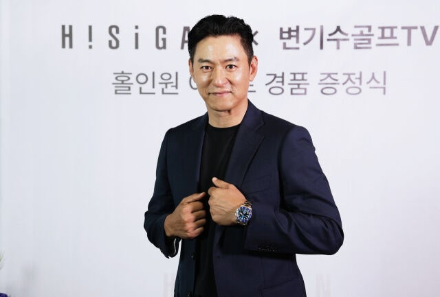 배우 주진모가 골프 유튜브 촬영 중 홀인원을 기록하며 2700만원 상당의 명품 시계를 손에 넣었다. /사진=하이시간 제공