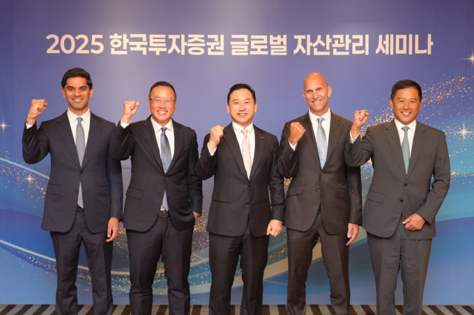 한국투자증권이 '2025 글로벌자산관리 세미나'를 28일 개최했다. 사진은 김성환 한국투자증권 사장(가운데), (왼쪽부터)골드만삭스자산운용 아카쉬 톰브르 채권&유동성 솔루션그룹 전무, 성 조 펀더멘털 주식그룹 전무, 맷 깁슨 글로벌 고객솔루션그룹 대표, 론 리 아시아지역 고객솔루션그룹 공동 대표 및 PWM 총괄. /사진=한국투자증권 