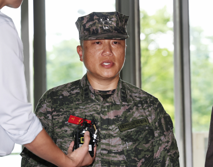 순직 해병의 직속상관 이용민 전 해병대1사단 포병여단 포7대대장이 28일 서울 서초구 '순직해병 특검팀(특별검사 이명현) 사무실에서 조사를 받기 위해 출석하고 있다. /사진=뉴스1