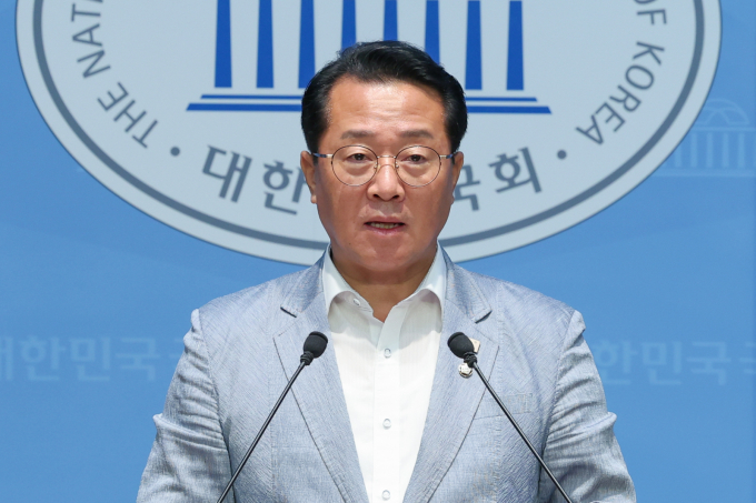 더불어민주당이 28일 국가인권위원회 위원 선출안 부결이 된것에 대해 국회 일정을 중단한 국민의힘에 국회를 협박하지마라고 말했다. 사진은 지난달 24일 문금주 더불어민주당 원내대변인이 24일 서울 여의도 국회 소통관에서 브리핑을 하고 있는 모습. /사진=뉴스1