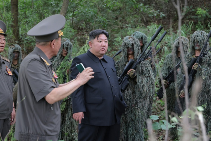 외교부가 김정은 북한 국무위원장이 다음달 3일 중국 전승절 행사에 참석하는 것을 사전에 인지했다고 전했다. 사진은 북한 노동당 기관지 노동신문이 28일 김 위원장이 특수작전 훈련기지를 방문했다고 보도한 모습. /사진=뉴스1(노동신문)