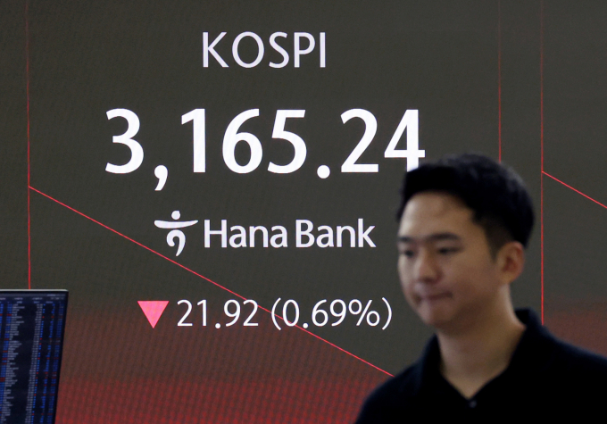 28일 코스피는 전 거래일 보다 0.37% 하락한 3175.33에, 코스닥 지수는 0.15% 내린 800.49에 거래를 시작했다./사진=뉴시스