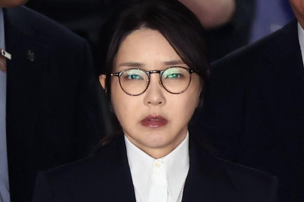 김건희 여사가 특검팀 조사에서 진술거부권을 행사하고 있다. 사진은 윤석열 전 대통령 부인 김건희 여사가 지난 12일 오후 서울 서초구 서울중앙지법에서 열린 구속 전 피의자 심문(영장실질심사)를 마치고 나오고 있는 모습. /사진=뉴스1