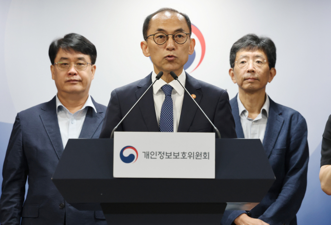 SK텔레콤이 개인정보보호위원회로부터 지난 4월 발생한 해킹 사건에 대해 1347억9100만원의 과징금과 960만원의 과태료 처분을 받았다. 사진은 고학수(가운데) 개인정보보호위원회 위원장이 28일 서울 종로구 정부서울청사에서 관련 브리핑을 열고 SK텔레콤에 대한 제재안을 발표하던 모습. /사진=뉴스1
