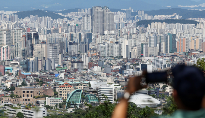 부동산신탁사이 대규모 적자를 기록하며 정비사업 경쟁이 더욱 치열해질 전망이다. 사진은 서울 남산에서 바라본 아파트 모습. /사진=뉴스1