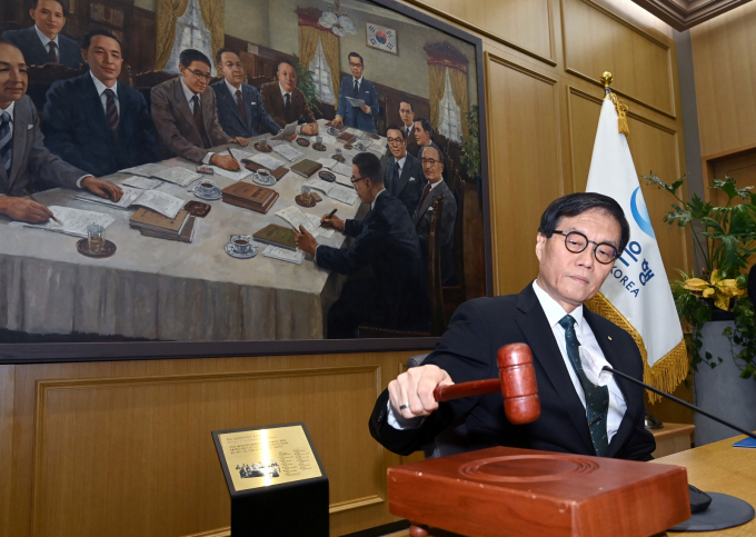 부동산 전문가들은 공급대책 발표 이후인 10월 금리 인하 가능성에 주목하고 있다. 사진은 이창용 한국은행 총재가 28일 서울 중구 한국은행에서 열린 금융통화위원회에서 의사봉을 두드리는 모습. /사진=공동취재단