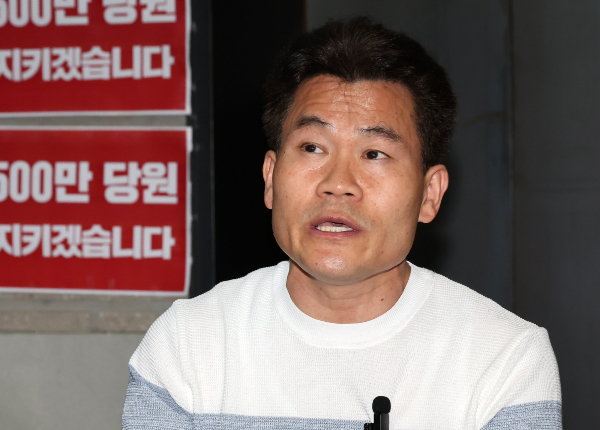 한국사 강사 출신 전한길씨가 자신과 손을 맞잡는 사람이 다음 대통령이 될 수 있다며 영향력을 과시했다. 사진은 전한길씨가 국민의힘 당사 앞 김문수 당시 국민의힘 당대표 후보의 농성장에서 입장을 밝히는 모습. /사진=뉴스1