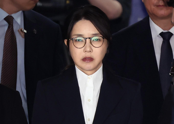 김건희 여사가 기소 전 마지막 조사를 마쳤다. 사진은 자본시장과 금융투자업에 관한 법률 위반, 정치자금법 위반, 특정범죄 가중처벌 등에 관한 법률 위반(알선수재) 등의 혐의를 받는 윤석열 전 대통령 부인 김건희 여사가 지난 12일 오후 서울 서초구 서울중앙지법에서 열린 구속 전 피의자 심문(영장실질심사)를 마친 뒤 법원을 나서고 있는 모습. /사진=뉴시스