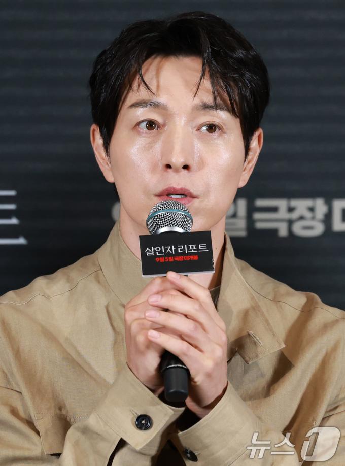 배우 정성일이 28일 서울 용산구 CGV용산아이파크몰에서 열린 영화 '살인자 리포트‘(감독 조영준) 언론시사회 및 기자간담회에 참석해 인사말을 하고 있다. '살인자 리포트'는 특종에 목마른 베테랑 기자 선주(조여정 분)에게 정신과 의사 영훈(정성일 분)이 연쇄살인을 고백하는 인터뷰를 요청하면서 벌어지는 이야기를 담은 작품이다. ⓒ News1 권현진 기자