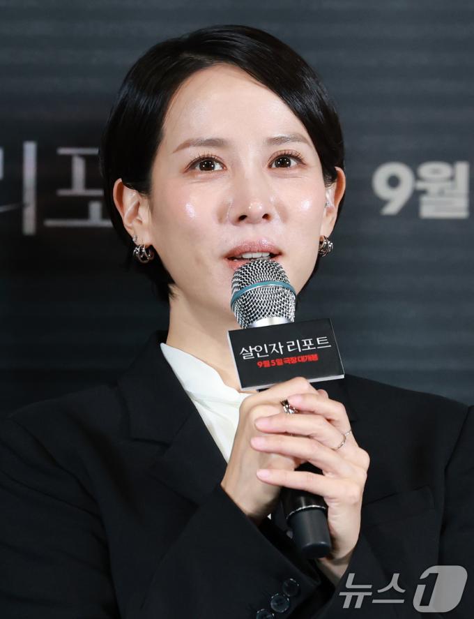 배우 조여정이 28일 서울 용산구 CGV용산아이파크몰에서 열린 영화 '살인자 리포트‘(감독 조영준) 언론시사회 및 기자간담회에 참석해 인사말을 하고 있다. '살인자 리포트'는 특종에 목마른 베테랑 기자 선주(조여정 분)에게 정신과 의사 영훈(정성일 분)이 연쇄살인을 고백하는 인터뷰를 요청하면서 벌어지는 이야기를 담은 작품이다. 2025.8.28/뉴스1 ⓒ News1 권현진 기자