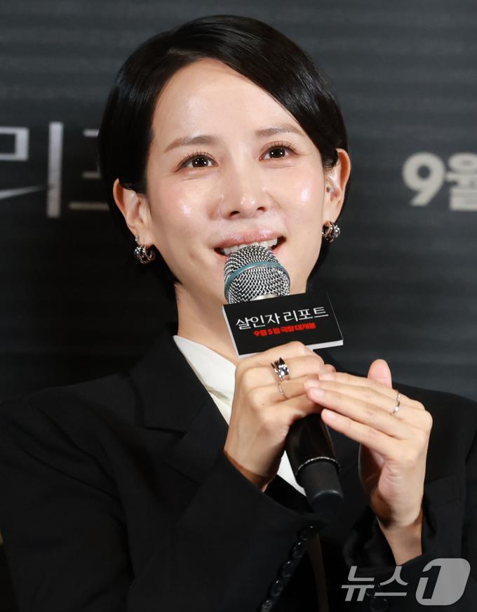 배우 조여정이 28일 서울 용산구 CGV용산아이파크몰에서 열린 영화 '살인자 리포트‘(감독 조영준) 언론시사회 및 기자간담회에 참석해 취재진 질문에 답하고 있다. '살인자 리포트'는 특종에 목마른 베테랑 기자 선주(조여정 분)에게 정신과 의사 영훈(정성일 분)이 연쇄살인을 고백하는 인터뷰를 요청하면서 벌어지는 이야기를 담은 작품이다. 2025.8.28/뉴스1 ⓒ News1 권현진 기자