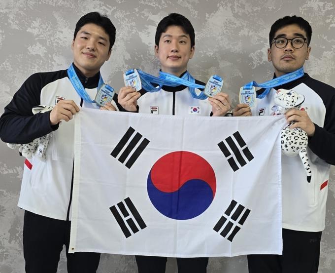 아시아선수권 속사권총 단체전 금메달을 합작한 윤서영, 이재균, 홍석진(왼쪽부터). (대한사격연맹 제공)